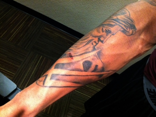 Marcus Ball has a poseidon with the pitchfork on his right forearm.